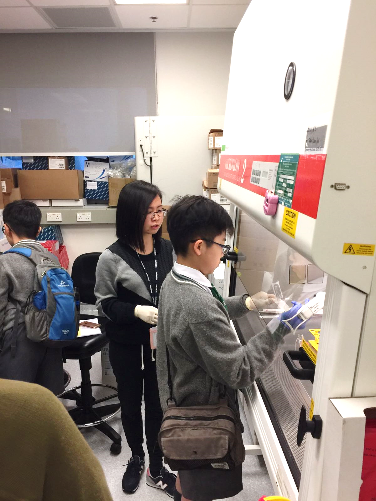 Dr Christine Leung, Education Ambassador, guided students from St. Joseph 's Primary School to conduct an experiment in the Biosafety Cabinet.
