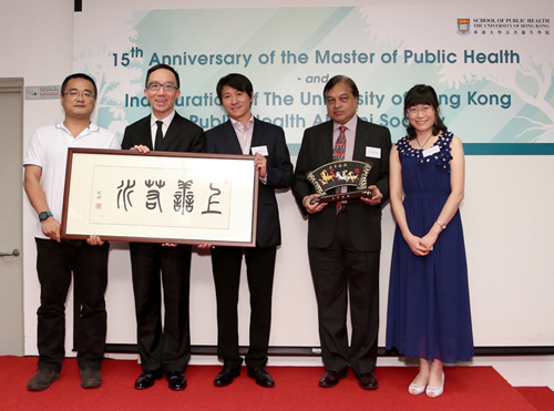 Professor Gabriel Leung and Professor Malik Peiris received gifts from graduates/students of the Guangzhou Health Bureau