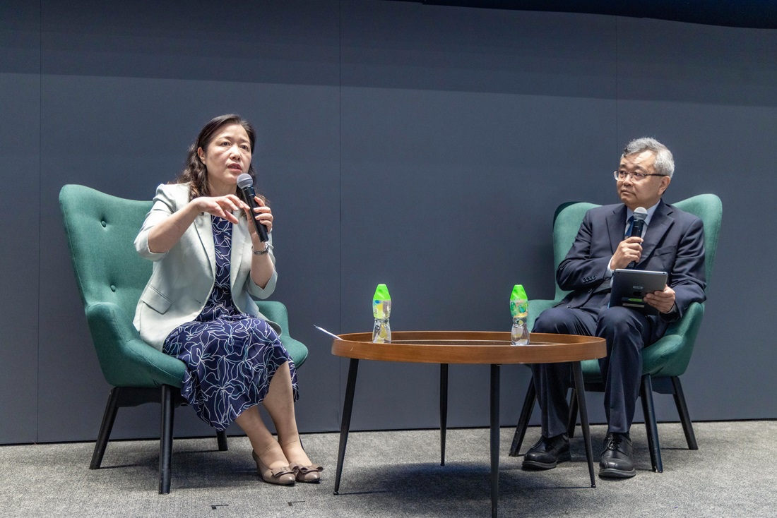 Professor Zhang Tong, Professor (by courtesy) of the School of Public Health and Chair Professor of Water and Environmental Engineering, HKU Department of Civil Engineering, moderates the Q&A session of Professor Hu Qinghua’s lecture