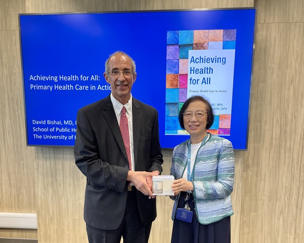 Professor Sophia Chan Siu-chee, the Director of HKU PHCA, presented a souvenir to Professor Bishai as a token of gratitude