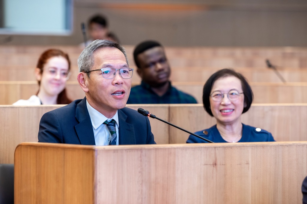Professor Chak-sing Lau, Dean, LKS Faculty of Medicine, HKU, engages in the Q&A session