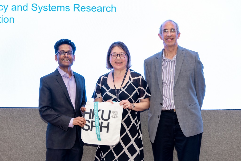 Professor Vivian Lin presents a souvenir to Dr Kumanan Rasanathan
